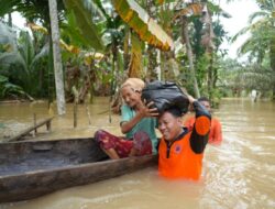 Banjir Makin Meluas, Bupati Kuansing Serahkan Bantuan ke Warga